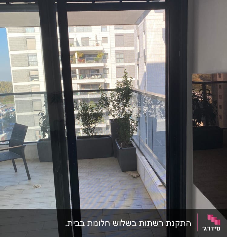 דלת הזזה מאלומיניום עם מסגרת כהה
